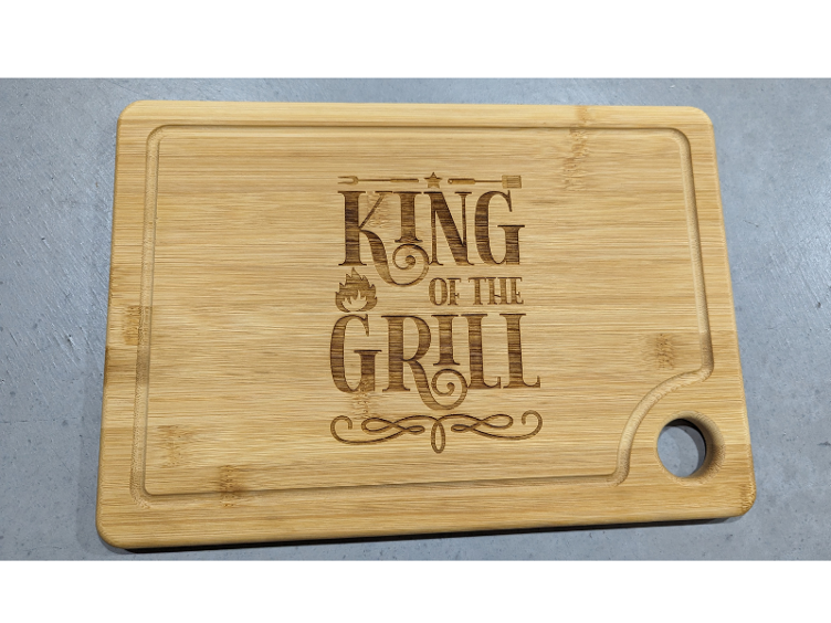 Holzbrett graviet King of de Grill