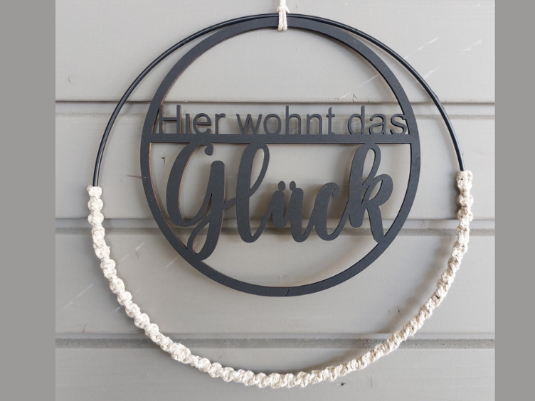 Holzkranz Hier wohnt das Glück schwarz mit schwarzem Ring Makrame