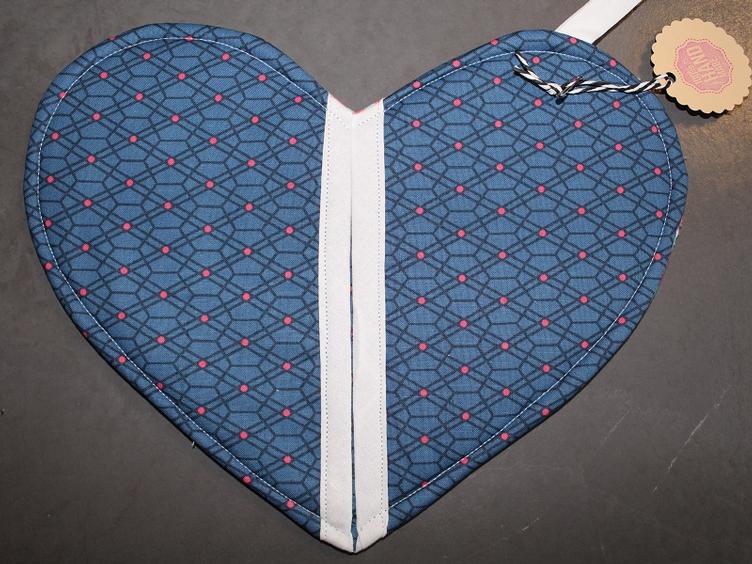 Topflappen Herzform blau mit pinken Punkten