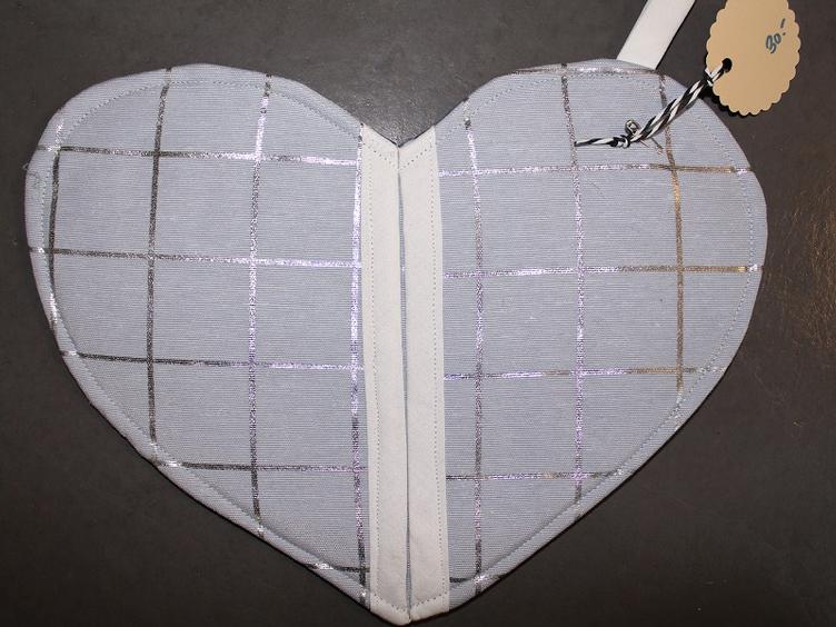 Topflappen Herzform hellblau mit silber Streifen